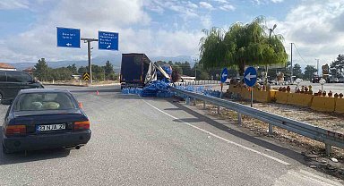 Virajı alamayan su yüklü tır devrildi