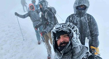 Yabancı dağcılar zorlu hava şartlarında Ağrı Dağı'nın zirvesine ulaştı