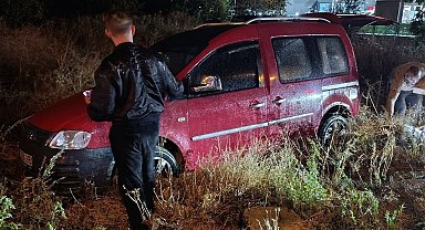 Yağışlı havada yoldan çıkan hafif ticari araç devrildi: 2 yaralı