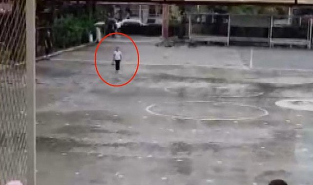 Yağmur altında istiklal marşı okuyan ilkokul öğrencisi takdir topladı