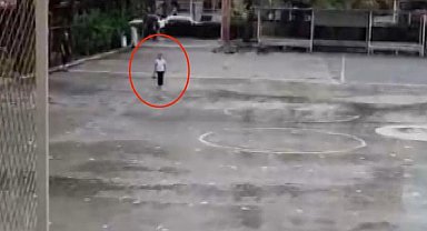 Yağmur altında istiklal marşı okuyan ilkokul öğrencisi takdir topladı