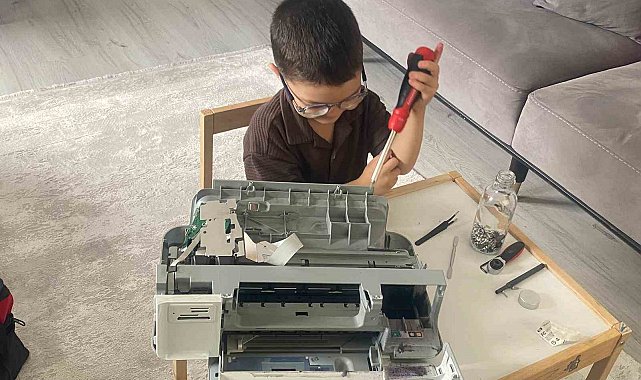 Yaşıtları oyuncaklarla oynarken 4 yaşındaki Eymen elektronik aletleri söküp inceliyor
