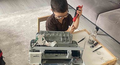 Yaşıtları oyuncaklarla oynarken 4 yaşındaki Eymen elektronik aletleri söküp inceliyor