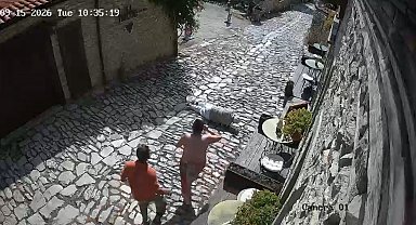Yaşlı adamın Arnavut kaldırımlı sokakta yaşadığı talihsiz anlar kamerada