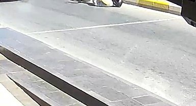 Yayaya çarpmamak için fren yapınca devrilen motosikletteki 2 kişi yaralandı