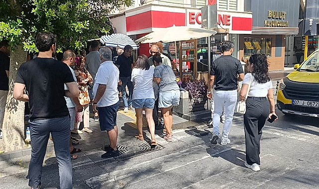 Yayaya yol veren araçların arasından geldi, yayaya çarpıp kaçtı
