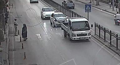 Yayaya yol veren kamyonete otomobil çarptı