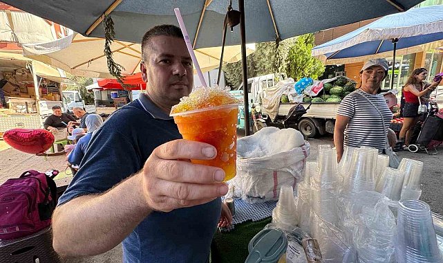Yaz sıcağında ekmeğini kardan çıkarıyor: Toroslar'dan Antalya'ya kar mesaisi