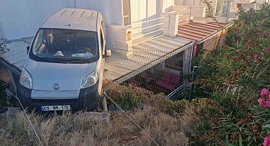 Yazlık evin verandasına otomobil düştü