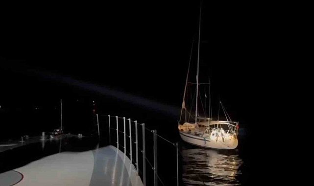 Yelkenli teknede 11 düzensiz göçmen ile 2 göçmen kaçakçısı yakalandı
