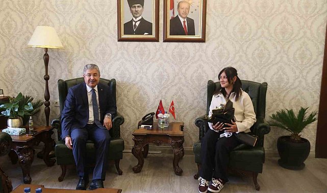 Yerde bulduğu Türk bayrağını kaldıran kurye valilikte ağırlandı