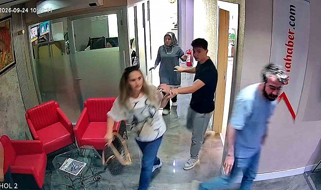Yerel televizyon çalışanlarının deprem paniği kamerada