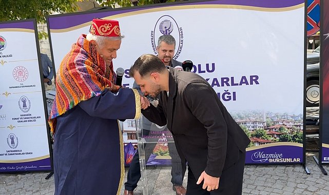 Yılın ahisi seçilen genç, kaftanı el öperek devraldı