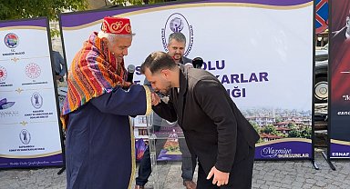 Yılın ahisi seçilen genç, kaftanı el öperek devraldı
