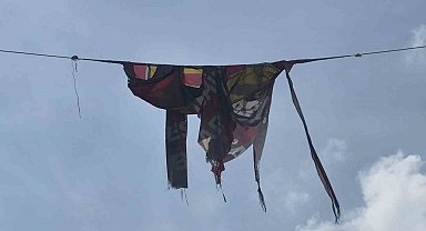 Yırtılıp parçalanan dev Eskişehirspor bayrağı kötü görüntü oluşturdu