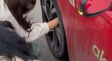 Yola atlayan kedi aracın tekerine sığındı, kurtarma anı kamerada