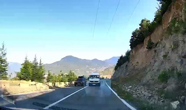 Yolcu minibüsünün hatalı sollaması kamerada