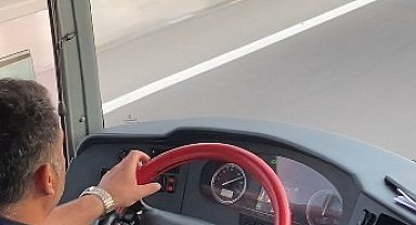 Yolcu otobüsü şoförünün seyir halindeyken müzik keyfi yolcu kamerasında