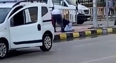 Yolda gördüğü husumetlisini sokak ortasında silahla vuran şahsın o anları kamerada