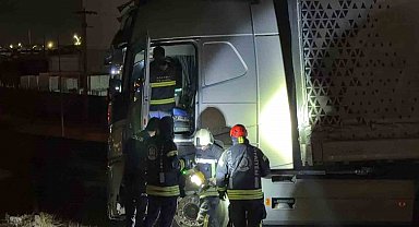 Yoldan çıkan tır bariyerleri aştı, sürücü kayıplara karıştı