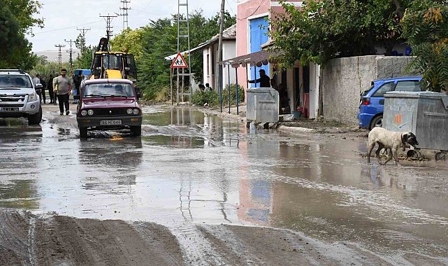 Yozgat'ta iki saatlik sağanak sele dönüştü: Evler, bahçeler ve tarım arazileri zarar gördü