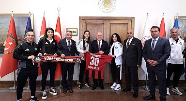 Yüksekova Spor Kadın Futbol Takımı'ndan Bakan Güler'e ziyaret