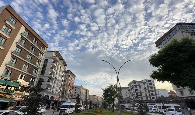 Yüksekova'da 'Sirrokümülüs bulutları' görsel şölen sundu