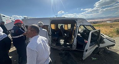 Yüksekova'da minibüs, kapağı açık bırakılan rögar çukuruna çarptı: 6 yaralı
