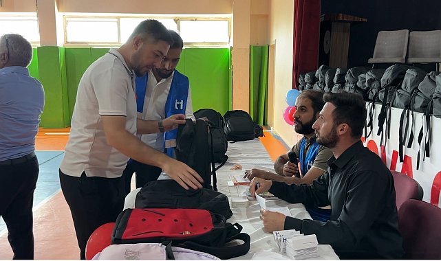 Yüksekova'da "İyilik Çantası" 100 yetim öğrenciye ulaştı