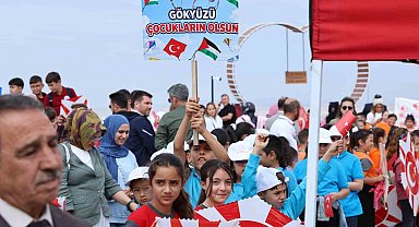 Yüzlerce uçurtma Filistinli çocuklar için uçuruldu
