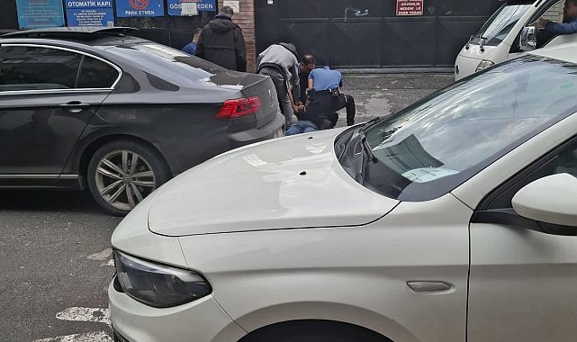 Zeytinburnu'nda okul çevresinde yapılan polis uygulaması sırasında 2 şüpheli gözaltına alındı
