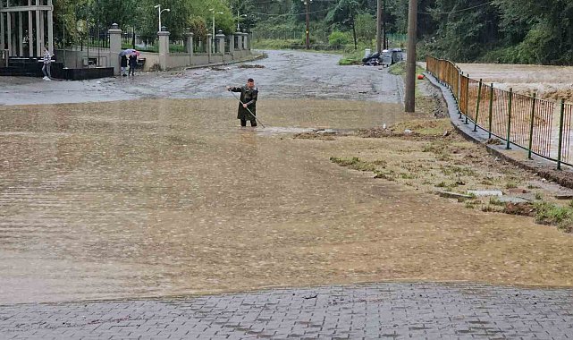 Zonguldak'ta sağanak sonrası dere taştı, sanayi sitesini su bastı