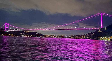 15 Temmuz Şehitler Köprüsü pembe renge büründü