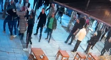 17 yaşındaki kıza saldıran şahıs, vatandaşın gazabına uğradı: O anlar kamerada