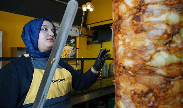 20 yaşındaki döner ustası kadın erkeklere taş çıkartıyor