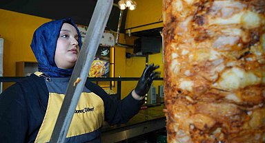 20 yaşındaki döner ustası kadın erkeklere taş çıkartıyor