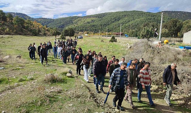 200 öğrenci 850 yıllık sırrı çözmek için savaş alanında ders işledi