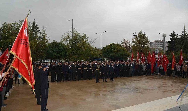 29 Ekim Cumhuriyet Bayramı kutlamaları çelenk sunma töreniyle başladı