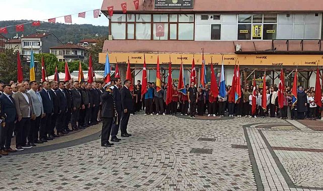 29 Ekim kutlamaları çelenk sunumu ile başladı