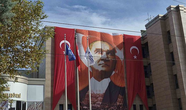 29 Ekim öncesi binalar dev Türk bayraklarıyla donatıldı