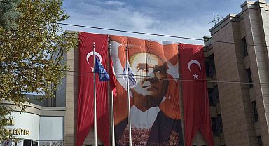29 Ekim öncesi binalar dev Türk bayraklarıyla donatıldı