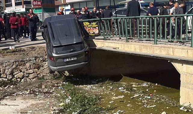 3 aracın karıştığı kazada araçlardan biri dereye uçtu