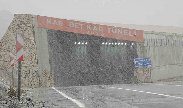 3 bin rakımlı Karabet Geçidi'nde sis ve kar yağışı etkili oluyor