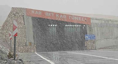 3 bin rakımlı Karabet Geçidi'nde sis ve kar yağışı etkili oluyor