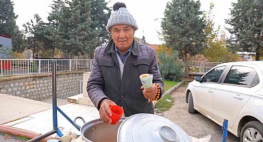 35 yıldır el arabasıyla sokak sokak dolaşıp nohut satıyor