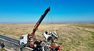 4 kişinin öldüğü kazada otomobiller parçalanarak hurdaya döndü