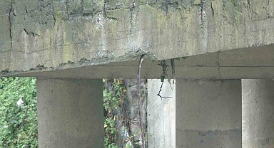 40 yıllık köprüde korkutan görüntü: Betonlar döküldü, demirler sarktı