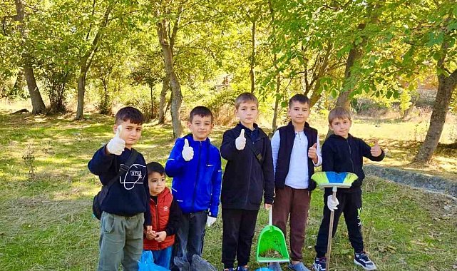 6 çocuk mahallelerini temizlemek için kolları sıvadı
