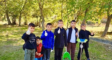6 çocuk mahallelerini temizlemek için kolları sıvadı