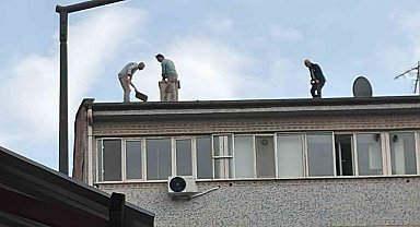 7 katlı binanın çatısında tehlikeli çalışma: O anlar kamerada